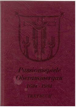 Das Oberammergauer Passionspiel 1984 - verfaßt im Jahre 1810/11 von Pater Othmar Weis, überarbeitet im Jahre 1850/1860 von Joseph Alois Daisenberger, erneut überarbeitet durch die Gemeinde Oberammergau im Jahre 1984. Textbuch. Künstlersignatur.