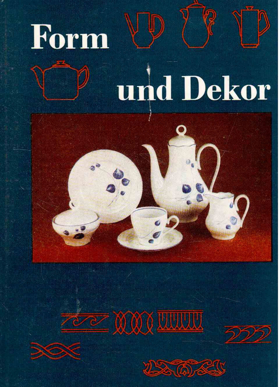 Form und Dekor. hrsg. von d. Zentralstelle für Berufsbildung d. Ministeriums für Glas- u. Keramikindustrie Ilmenau. Von e. Autorenkollektiv. Federführung: Klaus Muche. Dem Autorenkollektiv gehören an: Josef Hoffmann ..